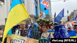 Активісти ЛГБТК+ спільноти на Марші Рівності, перетин вулиць Хмельницького та Чикаленка, Київ, 16 червня 2024 року