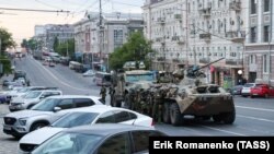 Русија, Ростов на Дон, 24 јуни 2023 година: Воени возила стојат пред штабот на Јужниот воен округ.