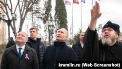 Тихон (справа) с Владимиром Путиным