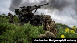 Українські артилеристи ведуть вогонь з реактивної системи залпового вогню «Вампір» по позиціях російських військ. Неподалік від міста Авдіївки на Донеччині, 31 травня 2023 року