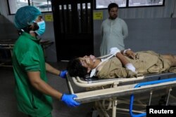 د باجوړ چاودنې ښکار شوي یوشمېر ژوبل کسان د پېښور لېډي ریډنګ روغتون ته لېږدول شوي دي - د جولای ۳۰مې انځور.