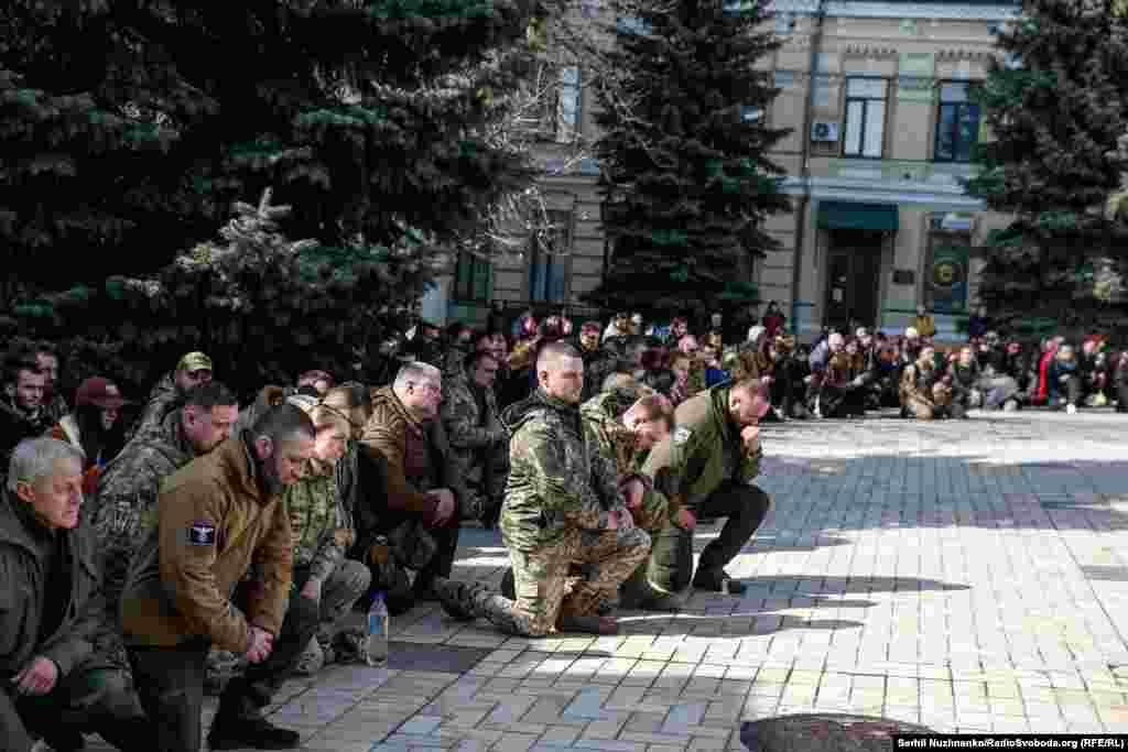 Остання шана... Церемонія прощання із «Троєю» і «Борзим» у Києві. Президент України Зеленський 25 лютого 2024 року уперше з початку великої війни повідомив про втрати. Він сказав про 31 тисячу загиблих українських воїнів. Закордонні аналітики вважають, що кількість втрат є більшою. 