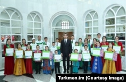 Fotografie oficială: președintele Turkmenistan vizitează, în 2022, un orfelinat din 2022.