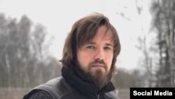 У квітні він втік з-під домашнього арешту в Італії під час розгляду запиту про його екстрадицію до США