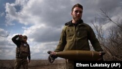 Українські солдати. Своїми спинами вони прикривають Європу. Біля Бахмута. Україна. 25 березня 2024 року