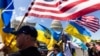 Архівна світлина. Люди на акції біля Капітолію США після того, як Палата представників Конгресу Сполучених Штатів проголосувала за допомогу Україні. Вашингтон, 20 квітня 2024 року