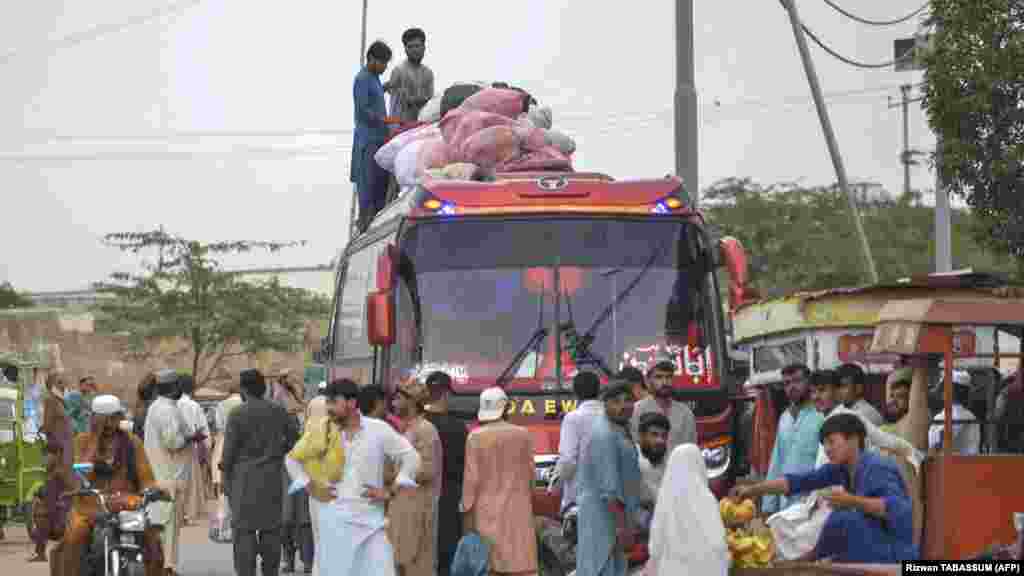 Afghan refugees board a bus from Karachi to Afghanistan Afghan refugees in Pakistan complain of harassment and a lack of information and help in completing the paperwork needed for extending their stay in the country. “After my Pakistani visa ended in July, I repeatedly applied to extend it but the government, unfortunately, has not processed it,” said one such refugee, who said his name was Ahmad. “The Pakistani government announcement has created huge pressure and most of us now face mental health problems,” he told RFE/RL’s Radio Azadi. 