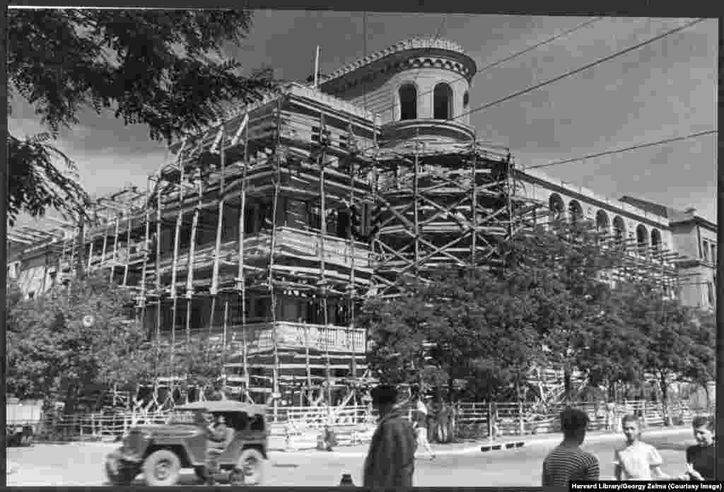 Reconstruction takes place on an administrative building on Artema Street, in the center of Donetsk. The building was heavily damaged during the war then rebuilt in the style of "Socialist Classicism." 