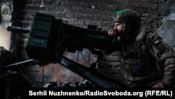 Український військовослужбовець у місті Бахмуті Донецької області. 25 лютого 2023 року, ілюстративне фото