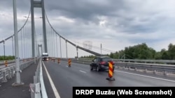 Timp de două luni, autovehiculele vor circula doar pe una din cele două căi de rulare a podului peste Dunărea de lângă Brăila