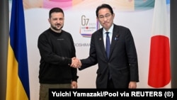 Президент України Володимир Зеленський і прем’єр-міністр Японії Фуміо Кісіда (праворуч) під час їхньої двосторонньої зустрічі за підсумками саміту лідерів G7. Хіросіма, Японія, 21 травня 2023 року