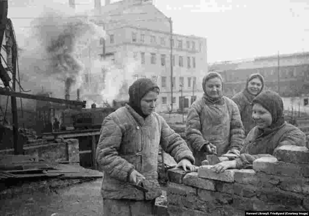A photo, which has the feel of a staged propaganda image, shows reconstruction work taking place in the iron and steel plant of today’s Donetsk. At the time these photos were taken, there was an influx of ethnic Russians moving to the Donbas region to take part in its rebuilding. 
