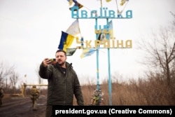 Президент України Володимир Зеленський під час відвідин міста Авдіївки, яка розташована неподалік від окупованого Донецька, 29 грудня 2023 року