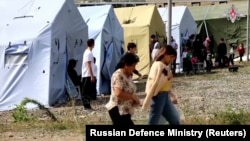 Дел од населението на Нагорно - Карабах побара привремено засолниште на аеродромот во Степанакерт