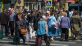 Trecători pe o stradă din centrul Chișinăului