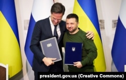 Президент України Володимир Зеленський (п) та тодішній прем'єр-міністр Нідерландів Марк Рютте (нині генсекретар НАТО) у день підписання угоди про співробітництво у сфері безпеки між Україною та Нідерландами. Харків, 1 березня 2024 року