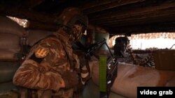 Боєць ЗСУ на позиціях в безпосередній близькості до позицій противника