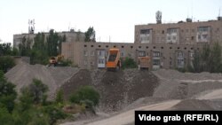 Июнь айынын башында "Дастан-Ситинин" курулушуна кум-шагыл ташып келип, төгүп жаткан кеминде эки машине мурда "Кум-Шагыл" ээлик кылган карьердин аймагына киргенин "Азаттыктын" кабарчысы байкаган.