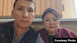 Белсенді Абзал Достияров және адвокаты Жанар Балғабаева полиция бөлімінде. Алматы, 22 қыркүйек 2023 жыл.