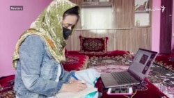 افغانستان کې یوشمېر نجونه انلاین تعلیم ترلاسه کوي