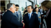 Prim-ministrul Viktor Orban (s) și președintele fondator al BYD, producătorul chinez de automobile electrice.