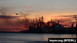 Наслідки удару, під час якого був уражений російський великий десантний корабель «Новочеркаськ» у порту Феодосії в окупованому Криму, 26 грудня 2023 року