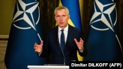Поставки від початку повномасштабного вторгнення Росії в лютому минулого року становлять «понад 98 відсотків бойових машин, обіцяних Україні», сказав Столтенберґ