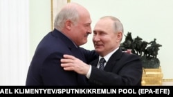 Білоруський авторитарний правитель Олександр Лукашенко (л) із президентом РФ Володимиром Путіним, щодо якого МКС видав ордер на арешт через депортацію українських дітей