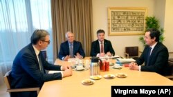 Predsednik Srbije Aleksandar Vučić i premijer Kosova Albin Kurti u Briselu sa evropskim zvaničnicima, 27. februar, 2023.
