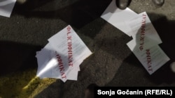 На протестот се фрлаа „гласачки ливчиња“ на кои пишува „фалсификат“, 19 декември 2023 година.