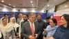 امریکايي سفیر ډانلډ بلوم په پېښور کې د خیبر پښتونخوا له یوشمېر ښځینه چارواکو سره د خبرو پر مهال - د جولای ۱۳مې انځور.