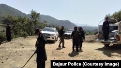 د خیبر پښتونخوا په قبایلي ضلع خیبر کې پولیسو د ډیوټۍ پرمهال. (انځور: ارشیف)