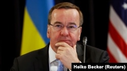 Агенція AFP повідомила, що Пісторіус прибув до Києва поїздом і має провести переговори зі своїм українським колегою Рустемом Умєровим, а також президентом Володимиром Зеленським