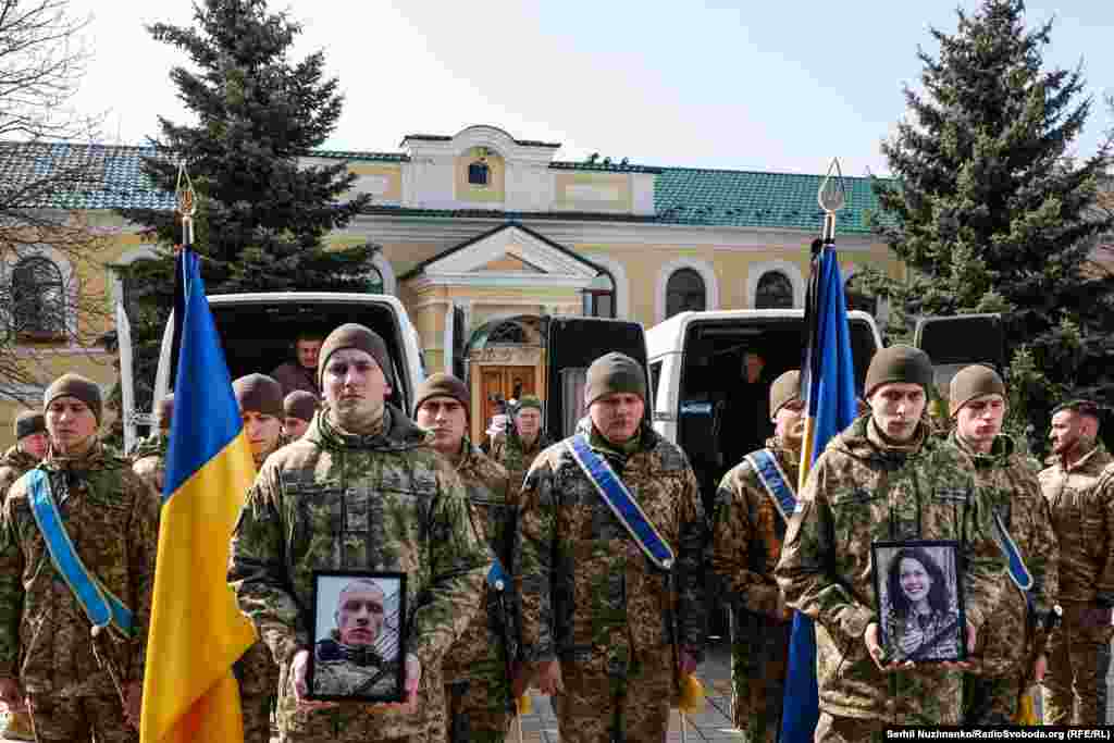 Квіти і прапори Церемонія прощання пройшла в Михайлівському соборі. Портери 