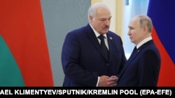 Олександр Лукашенко (ц) із російським лідером Володимиром Путіним, архівне фото