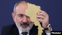 Նիկոլ Փաշինյանը ցուցադրում է Հայաստանի քարտեզը, 12-ը մարտի, 2024թ․