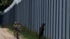 Полските војници патролираат долж граничната ограда на полско-белоруската граница во Уснарц Горни, Полска, 30 август 2023 година.