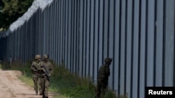 Полските војници патролираат долж граничната ограда на полско-белоруската граница во Уснарц Горни, Полска, 30 август 2023 година.
