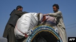 د پاکستان حکومت تر اعلان وروسته يوشمېر کډوال افغانستان ته ستانه شوي دي. پخوانی انځور