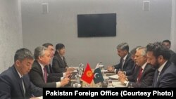 د پاکستان د بهرنيو چارو وزیر اسحاق ډار د مې پر ۲۰مه له خپل کرغز سیال جین بیک کلوباییف سره خبرې کوي. 
