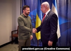 Ukrainian President Volodymyr Zelenskiy (left) shakes hands with Israeli Prime Minister Benjamin Netanyahu on the sidelines of the UN General Assembly in New York on September 19.