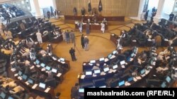 په خيبر پښتونخوا اسمبلۍ کې صوبايي غړي د غونډې پر مهال بحث کوي ـ انځور له ارشيفه