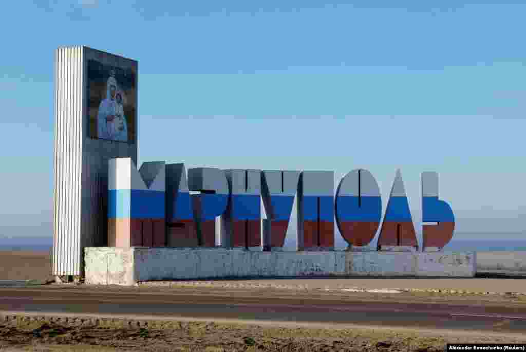 The stele of Mariupol, painted in the colors of the Russian flag. The monument was previously painted in the blue and yellow of Ukraine. 