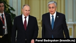 Russian President Vladimir Putin (left) and Kazakh President Qasym-Zhomart Toqaev in Astana on November 9, 2023.