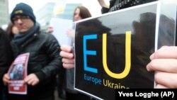 Учасники акції у столиці Бельгії біля будівлі Європейської ради у час Революції гідності в Україні. Брюссель, 20 лютого 2014 року 