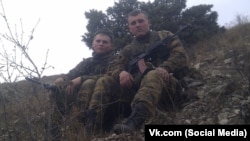 Праворуч – Станіслав Рау, один із підозрюваних у вбивстві дев’яти осіб, у тому числі двох дітей
