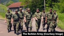 Mojsilović (prvi red, drugi s leva) u obilasku jedinica Vojske Srbije, 30. maj