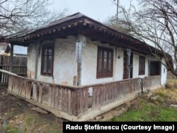 Casa Frusina photographed before its removal