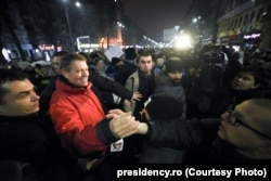 Klaus Iohannis, alături de români, la protestele anti-PSD din 2017.
