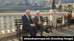 Џафери и Жељасков пред Архолошкиот музеј во Скопје.